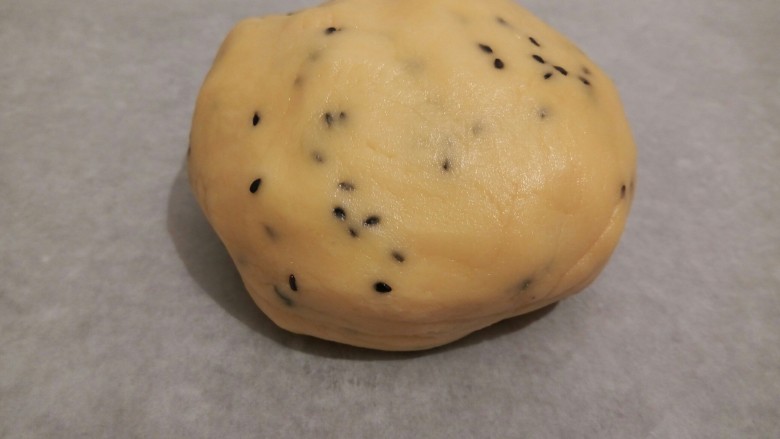 酥掉渣的饼干,用橡皮刮刀拌均匀,