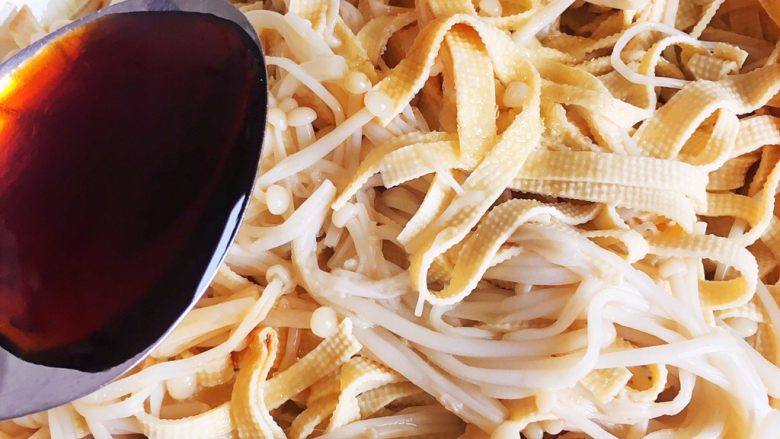 豆皮金针菇,<a style='color:red;display:inline-block;' href='/shicai/ 692'>酱油</a>2勺，淋在豆皮和金针菇的周边