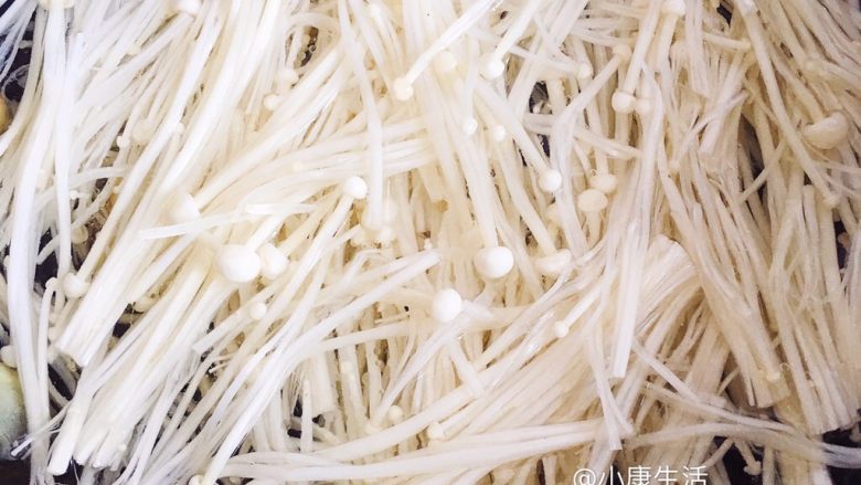 豆皮金针菇,水开后，放入金针菇焯一下