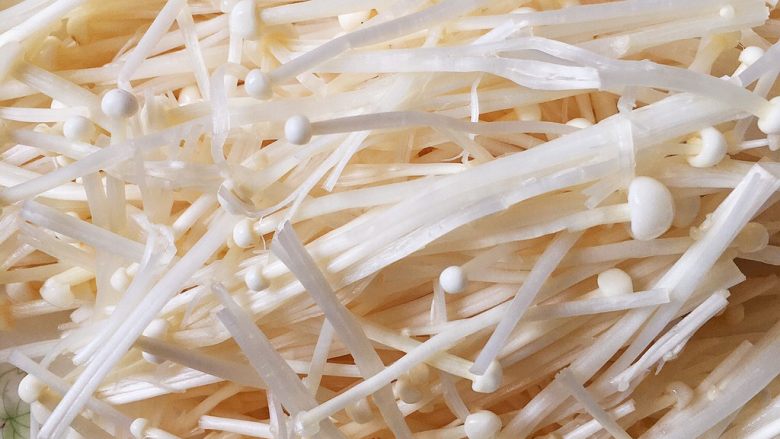 豆皮金针菇,<a style='color:red;display:inline-block;' href='/shicai/ 234'>金针菇</a>把头去掉，洗净