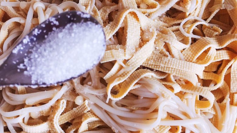 豆皮金针菇,在加入白砂<a style='color:red;display:inline-block;' href='/shicai/ 10588'>糖</a>：2小勺