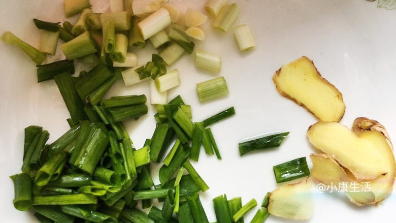 豆皮金针菇,葱姜洗净，葱切段，姜切片