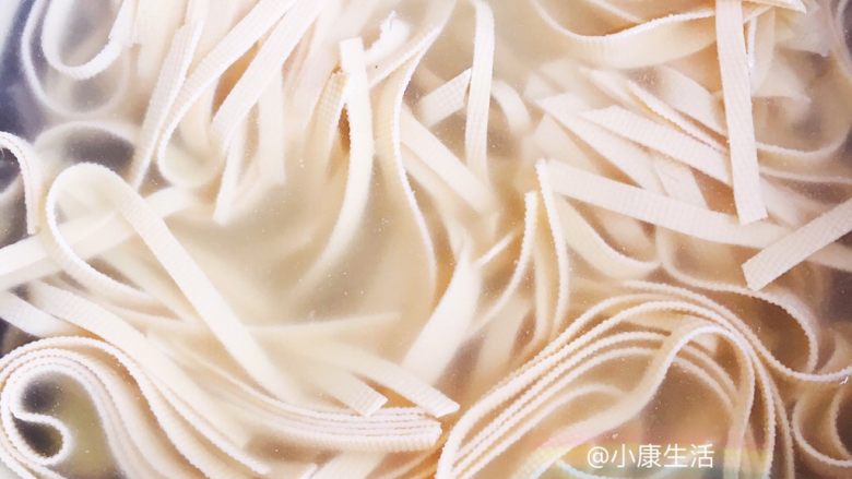 豆皮金针菇,豆皮也焯一下水