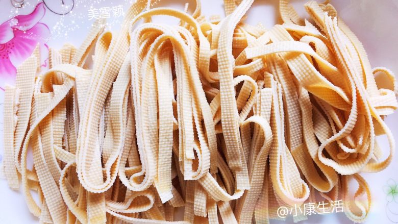 豆皮金针菇,<a style='color:red;display:inline-block;' href='/shicai/ 4660'>豆皮</a>洗净，切丝