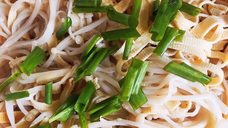 豆皮金针菇,小葱撒在表面