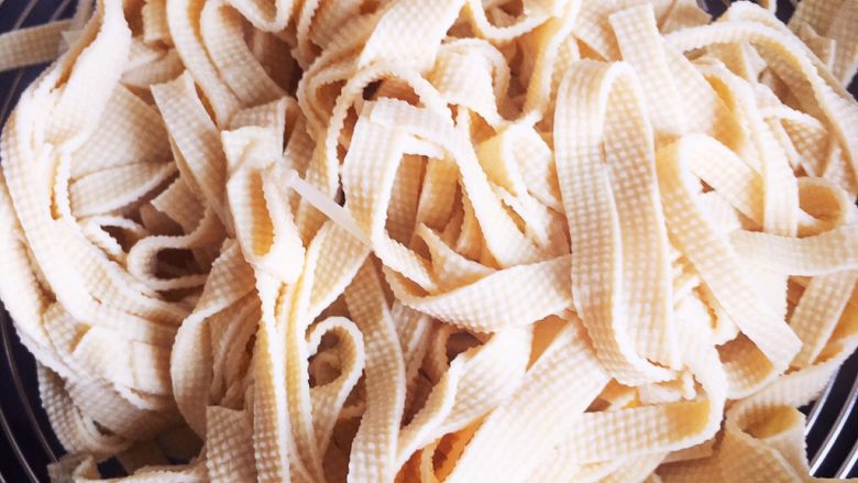 豆皮金针菇,焯好后捞出，沥干水分，