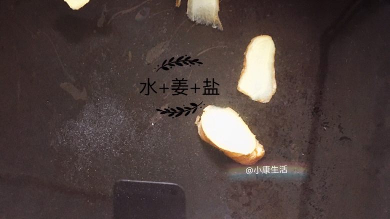 豆皮金针菇,锅中放入水，少量食用油，姜片，少许盐，再把水烧开