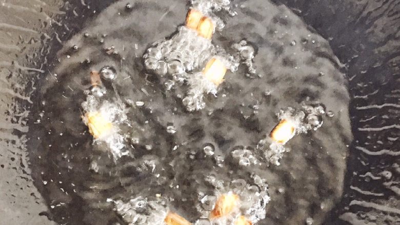 豆皮金针菇,锅中放入葱白和食用油，烧热，葱白变黄后，先捞出，食用油继续加热到冒烟