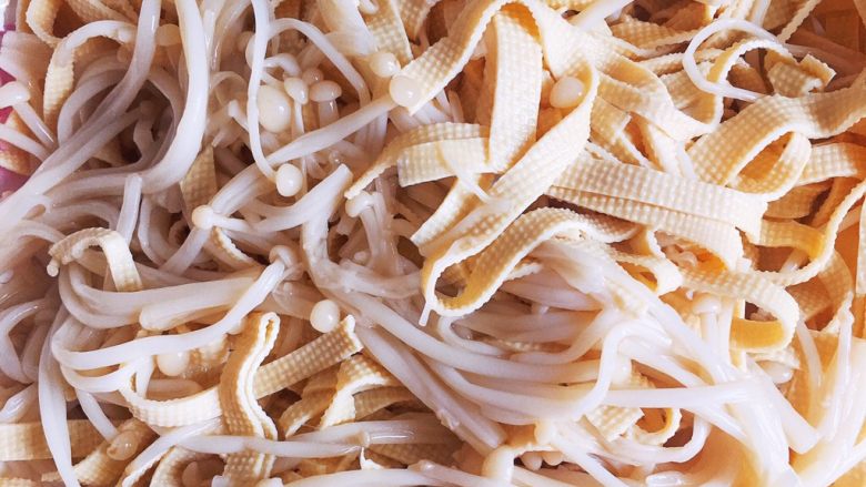 豆皮金针菇,把焯好的金针菇和豆皮拌匀