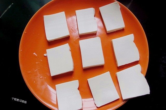 香煎豆腐,撒少许盐,腌制10分钟,这样豆腐里面比较入味
