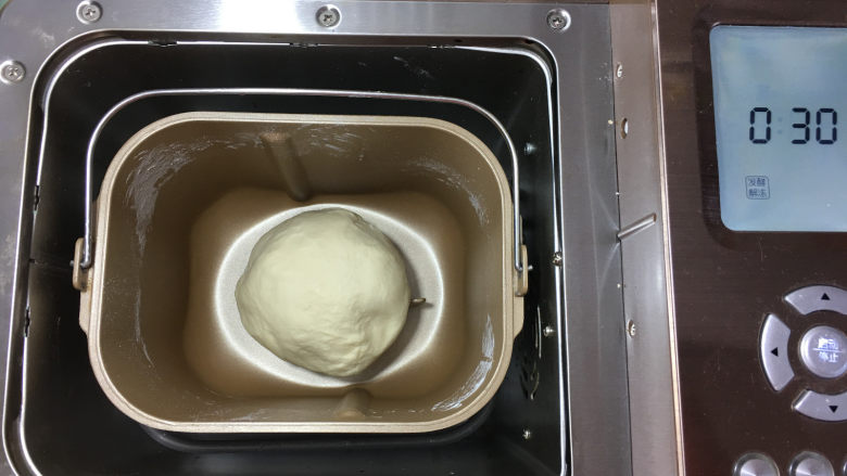 小象红糖花生包,10分钟后将面团整圆,利用面包机发酵菜单进行发面30分钟。