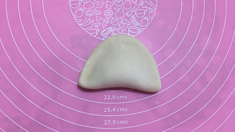 小象红糖花生包,然后将馅包起来,四周捏严。