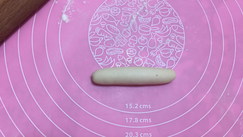 小象红糖花生包,接下做小象的耳朵,取最小的面团搓成长条。