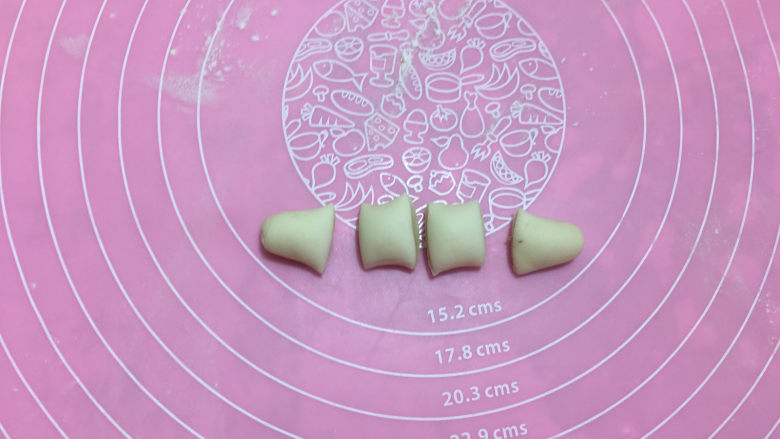 小象红糖花生包,然后平均分成四份。
