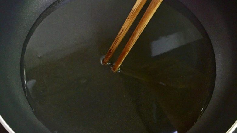 👍简单易做又好吃的港式西多士,油倒入锅中,用木筷子试油温(筷子尖头不断冒出小泡泡就可以了)