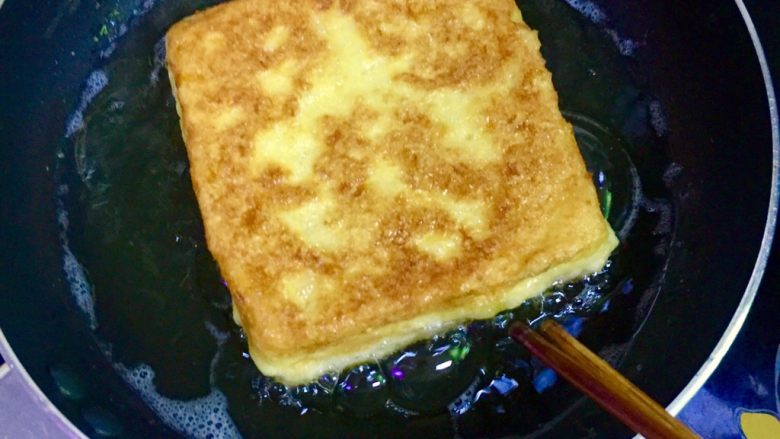 👍简单易做又好吃的港式西多士,反面也如同上,慢慢煎至金黄色