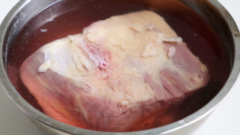 土豆烧牛肉,
1.买来的牛肉首先泡入清水中,泡出血水。时间可长可短,半小时-2小时。