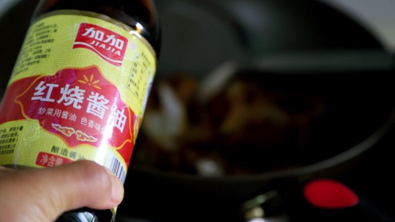 土豆烧牛肉,
6.当冰糖炒融化加酱油炒匀。
