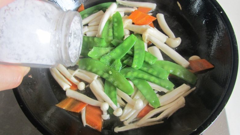 荷兰豆海鲜菇炒鸡蛋,再加入适量的盐调味翻炒均匀;
