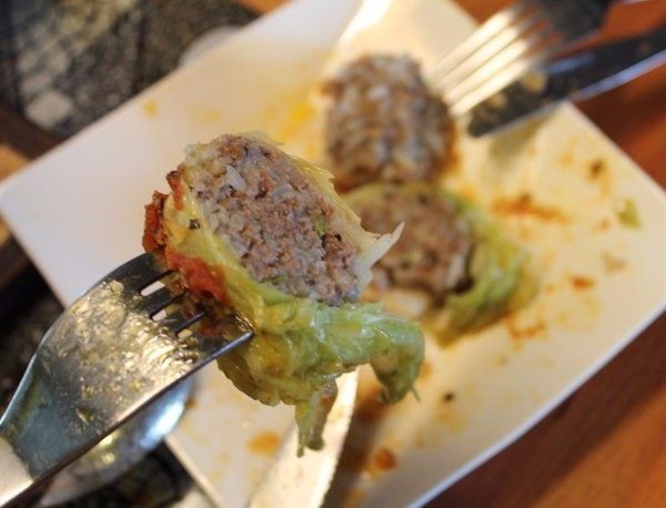 高丽菜牛肉卷,高丽菜也很好吃,整体口味微酸微辣,是很容易做又好吃的料理。
至于不用牛肉,用其他的肉类或加入海鲜或其他喜欢的食材应该也是很合宜。