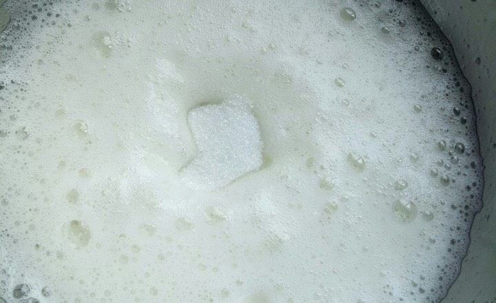 焦糖海盐可可脆蛋糕,蛋白中加入几滴醋,用电动打蛋器低速打一分钟,在加入10g细砂糖低速打发一分钟,在加入10g细砂糖中速打发一分钟,在加入10g细砂糖高速打发一分钟