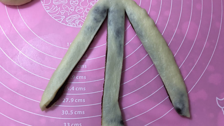 豆沙馅辫子面包(汤种法),用刮刀切两刀,注意顶部不切开。
