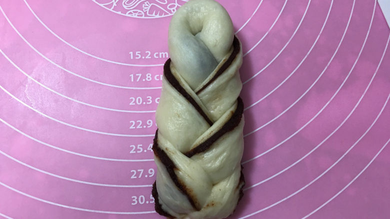 豆沙馅辫子面包(汤种法),进行编辫子。