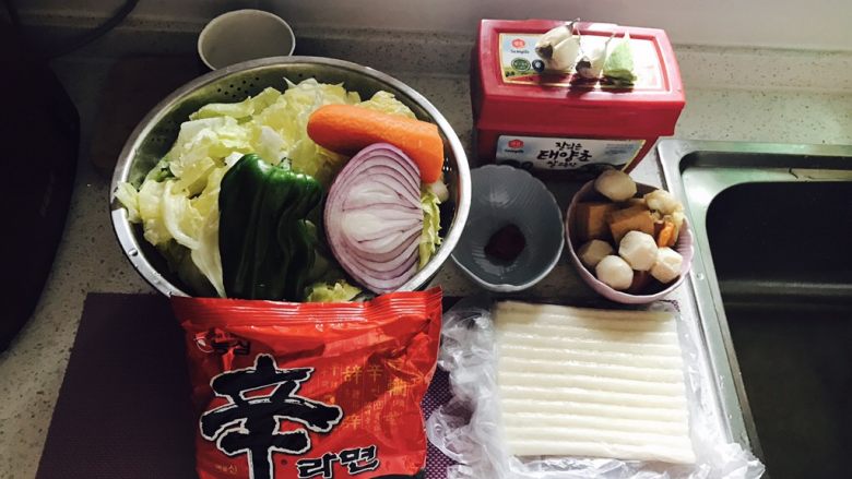 韩式二人锅(家庭版),所需食材如图