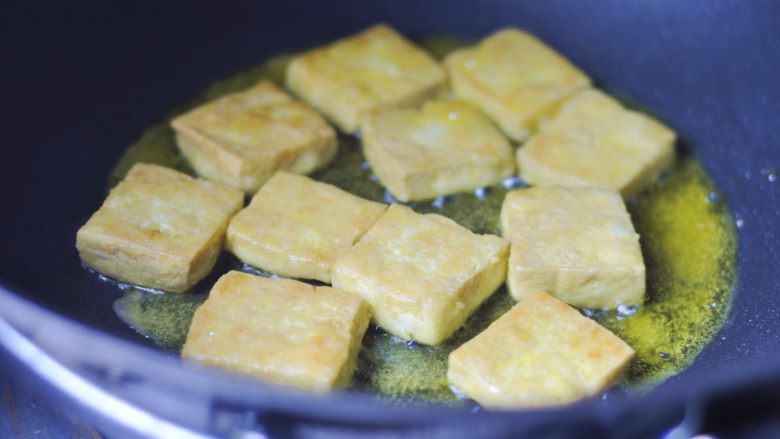 木耳番茄炒豆腐,6、放入油锅中,小火炸至两面金黄色,捞出控油备用。