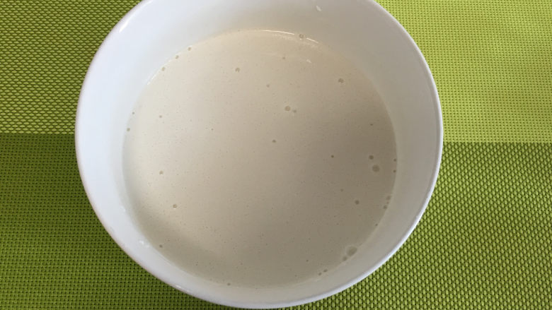麻薯夹心可可味软欧,利用揉面赶时间做麻薯馅:将糯米粉,玉米淀粉,<a style='color:red;display:inline-block;' href='/shicai/ 219'>牛奶</a>混合在碗中,放在微波炉里先加热1分30秒。
