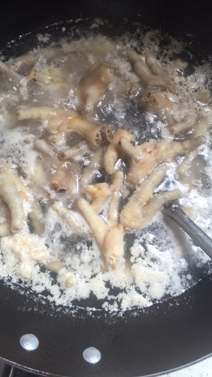 红烧甜辣鸡爪(秘制),放入锅里焯水