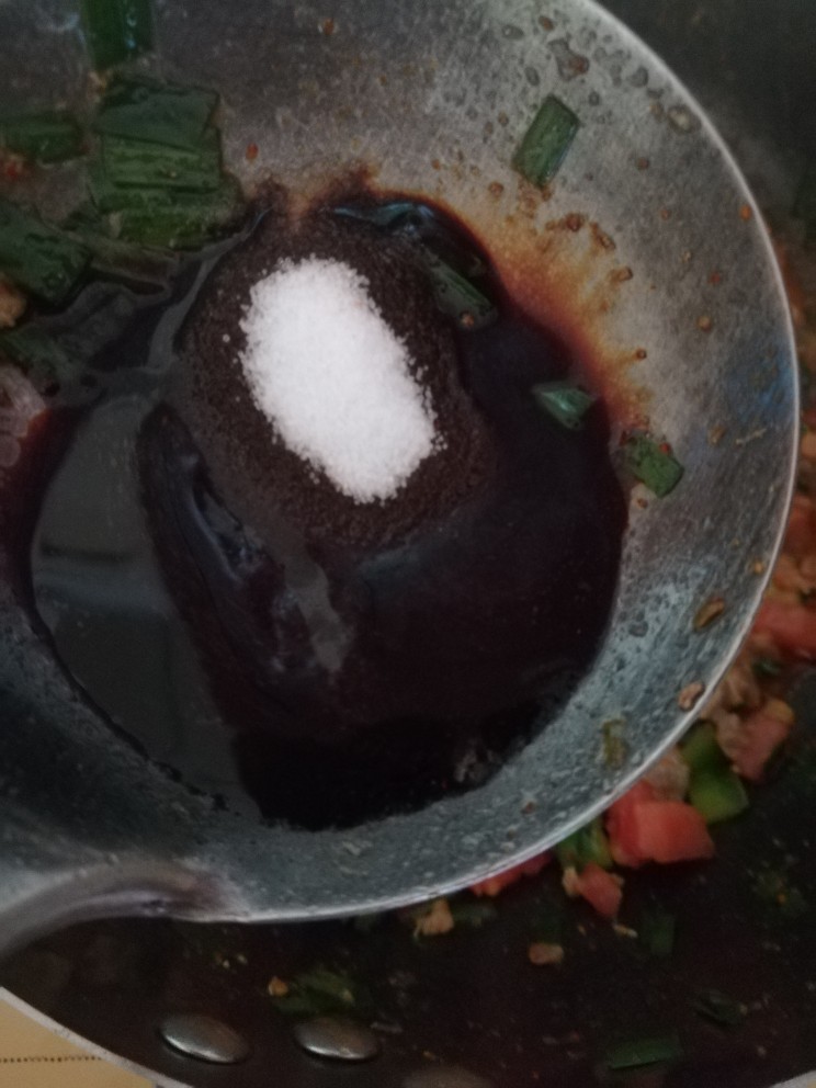 家常揪面片,加酱油 盐继续炒