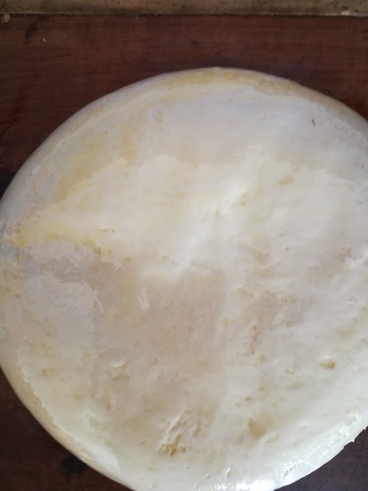 家常揪面片,揉成光滑的面团抹上食用油 盖上面盆醒半刻钟左右