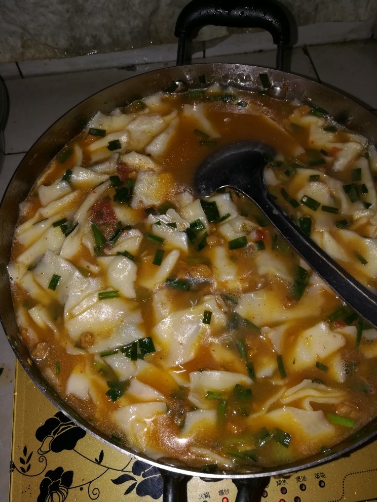 家常揪面片,终于揪好啦 五个人的份量 调入之前炒好的佐料 哇 太香了😍 缺盐少放点盐就好了 不喜欢加太多的这样那样的调料 总觉得吃多了不好 这种味道刚刚好