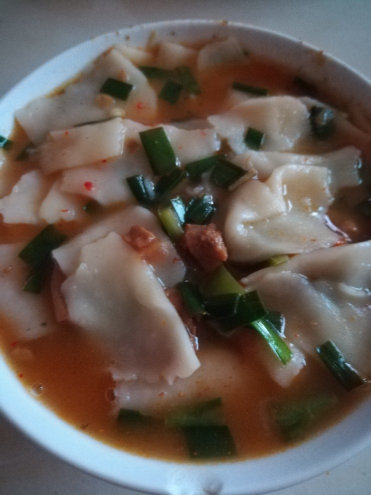家常揪面片,吃饭啦 喜欢吃素不加肉就可以了😊
希望可以帮到你
