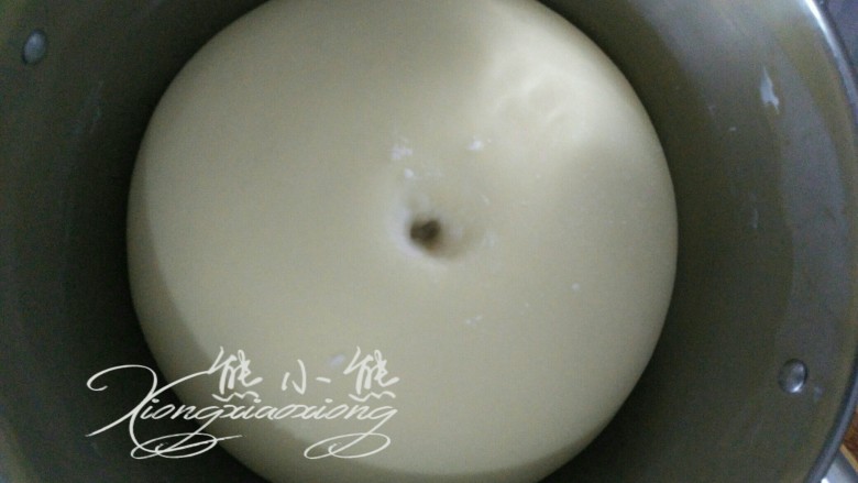 小兔子肠仔包,放温暖处进行基础发酵至两倍大。用手指沾点面粉,在面团上戳个洞,洞口缓慢的略微回缩,就发酵好了。