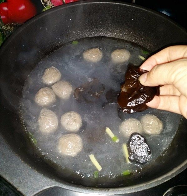 牛丸木耳炖粉条,放入木耳加盖大火,水开后转小火炖5分钟左右