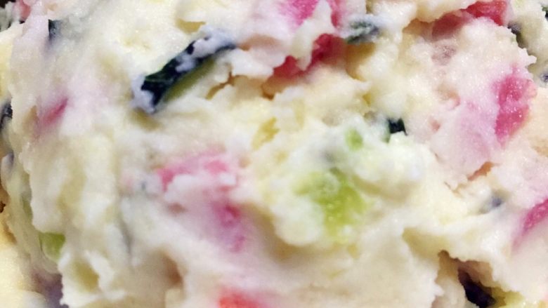 土豆沙拉
,全部食材拌在土豆泥上,加上小半碗<a style='color:red;display:inline-block;' href='/shicai/ 4260'>沙拉</a>酱