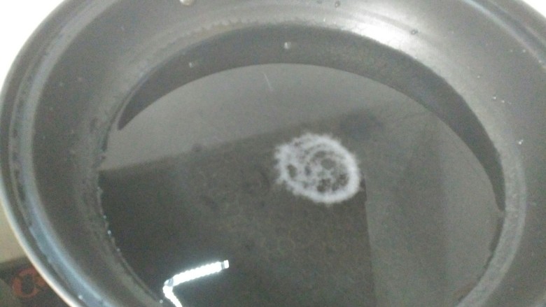 捞汁秋葵,锅里放凉加适量盐,大火烧开。