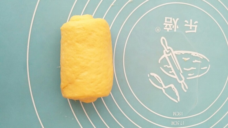 胡萝卜奶油吐司,卷起来,依次类推,做好,其余的两个。