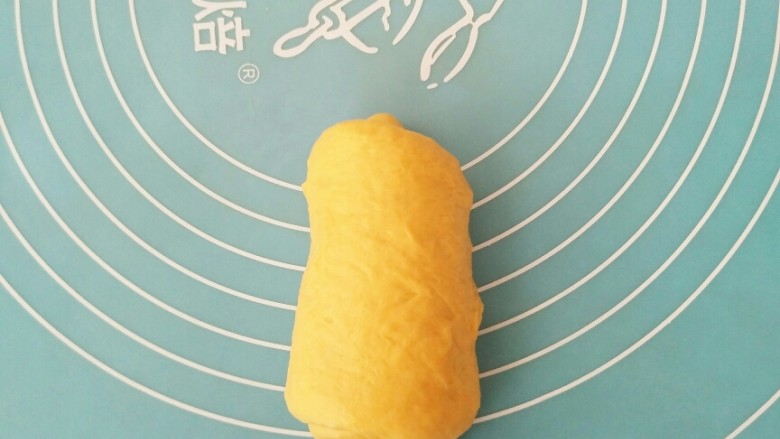 胡萝卜奶油吐司,转起来,依次类推,做好其他的两个剂子。