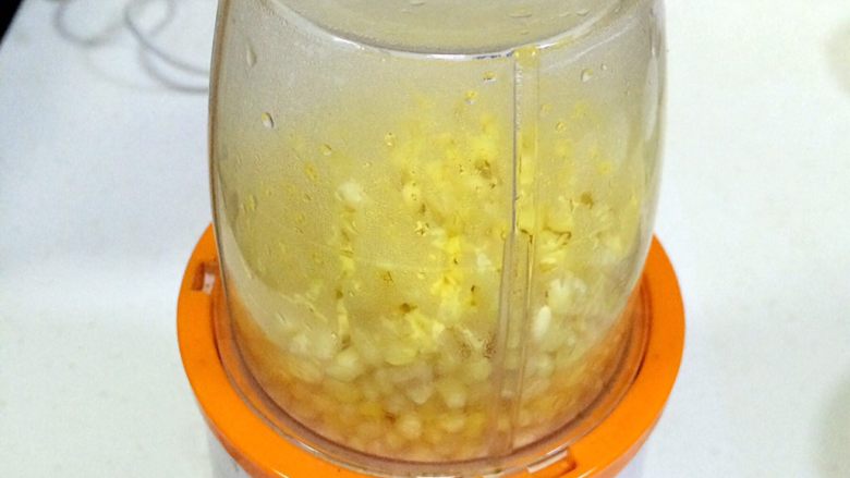 绿豆糕,把蒸好的绿豆加入搅拌杯内,加适量的水。
