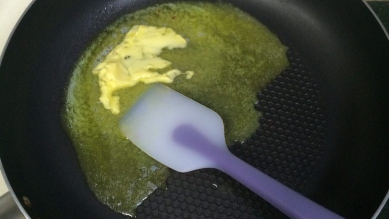 绿豆糕,在不粘锅内加入黄油,加热至完全熔化。