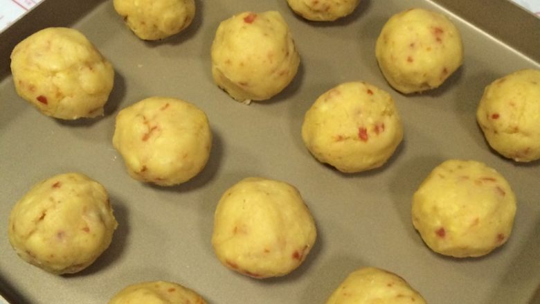 绿豆糕,把绿豆泥分成等份搓成圆形状,每个约50克。