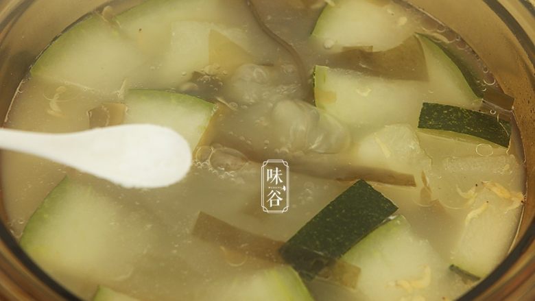 消暑的海带冬瓜虾皮汤,关火前加入适量的食盐调味即可。喜欢白糊椒粉的可以调入一点,味道更美!