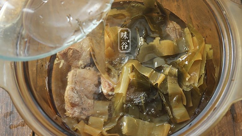 消暑的海带冬瓜虾皮汤,放入适量清水。(水量:大约2L左右)盖上盖子。大火沸腾后转小火煲1小时。
