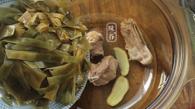 消暑的海带冬瓜虾皮汤,放入切好的海带丝;