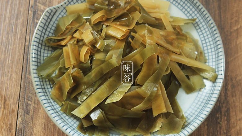 消暑的海带冬瓜虾皮汤,洗净后切成菱形片或者条形,备用。