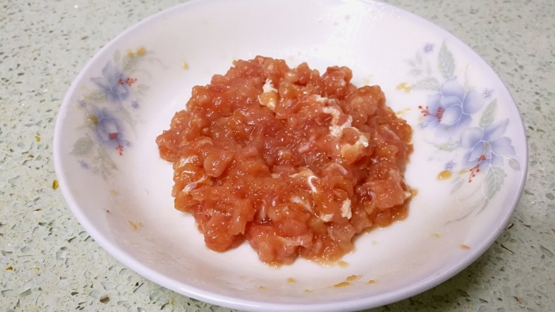 酸笋炒肉沫,<a style='color:red;display:inline-block;' href='/shicai/ 429'>瘦肉</a>剁成肉沫,加1小勺盐、1小勺生粉、半勺生抽、半勺油,拌匀。