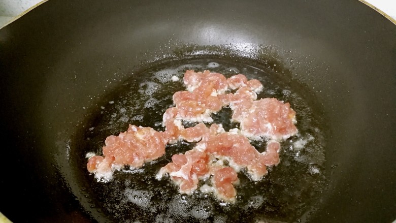 酸笋炒肉沫,锅里热油,倒入肉沫,稍稍翻炒至半熟,盛起。